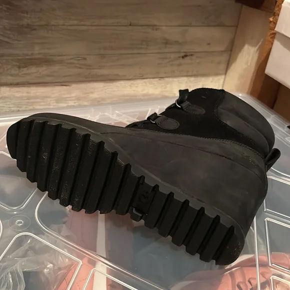 UGG wedge boot - Picture 2 of 3